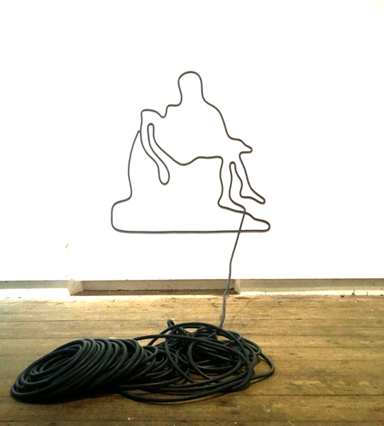 Klaus Ludwig Kerstinger_Paraphrase auf Michelangelo Buonarroti , „Pieta“, Kabelrolle auf Wand, 2018, Kunstverein Steyr